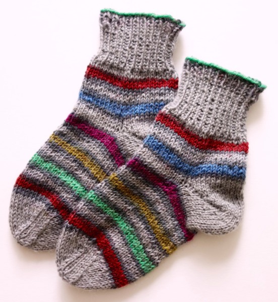 Kleinkindsocken mit bunten Streifen